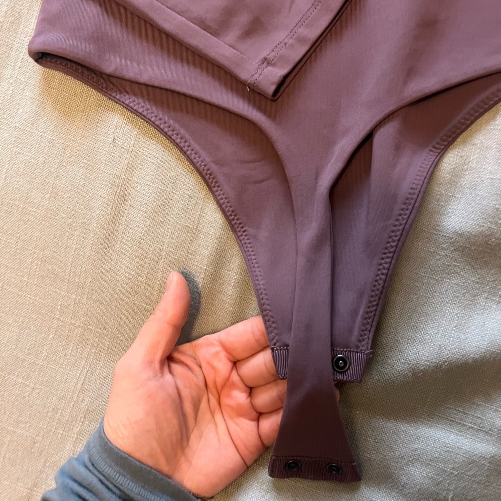 ARITZIA BODYSUIT Mauve Long Sleeve V-Neck Top - Picture 5 of 6